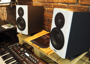 Dòng loa Dynaudio LYD: Loa kiểm thính nhà nòi