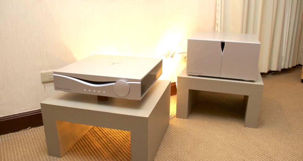 Audia Fight giới thiệu stereo pre ampli Audia Flight Strumento n°1 MK2