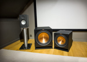 Loa Klipsch R-112SW subwoofer tích hợp sẵn ampli công suất 300W/kênh