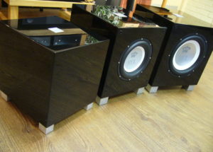 Thưởng thức không gian âm bass trầm lắng đến từ mẫu loa subwoofer Rel T/7i
